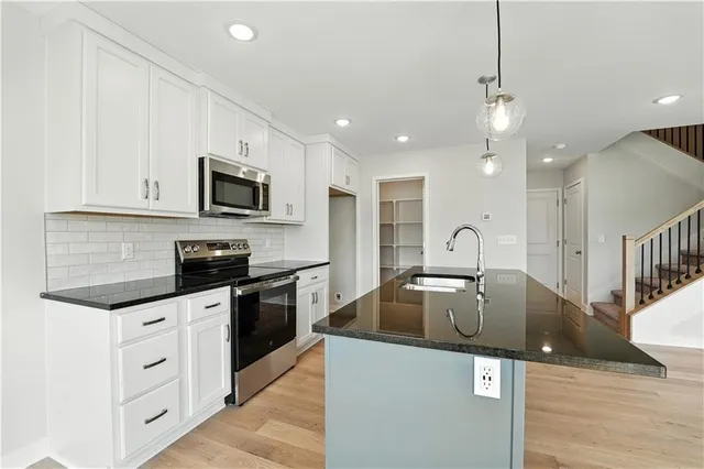 $384,950 | 709 Glenn Circle, Raymore, MO 64083