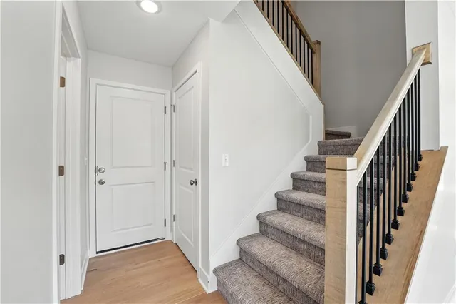 $384,950 | 709 Glenn Circle, Raymore, MO 64083