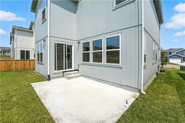 $384,950 | 709 Glenn Circle, Raymore, MO 64083