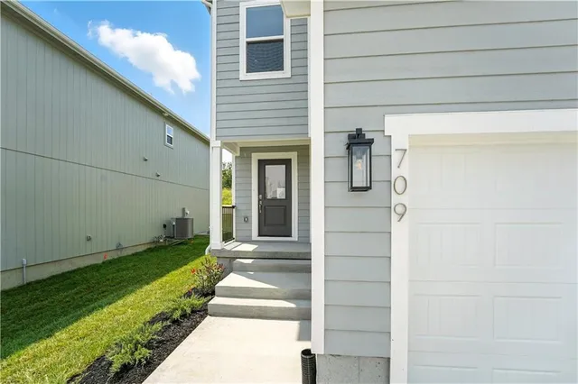 $384,950 | 709 Glenn Circle, Raymore, MO 64083
