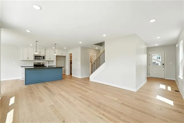 $384,950 | 709 Glenn Circle, Raymore, MO 64083