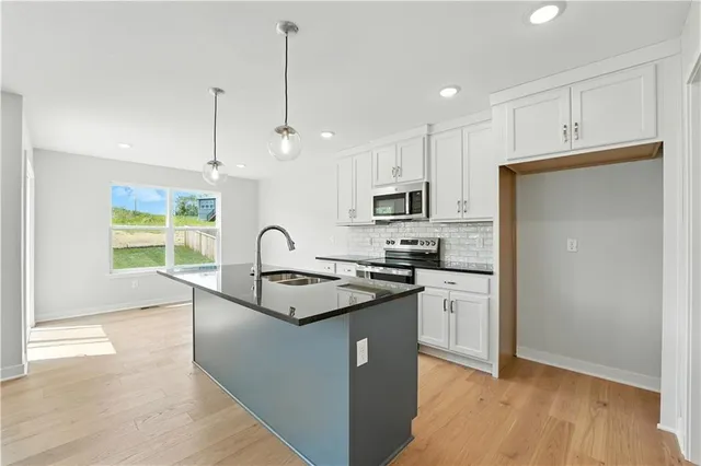 $384,950 | 709 Glenn Circle, Raymore, MO 64083