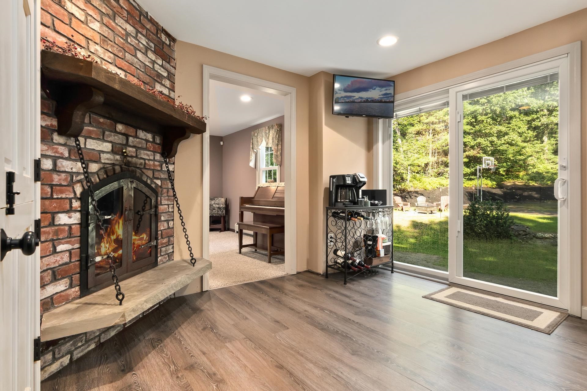 16 Londonderry Road Windham, NH 03087 - Photo 13 of 40