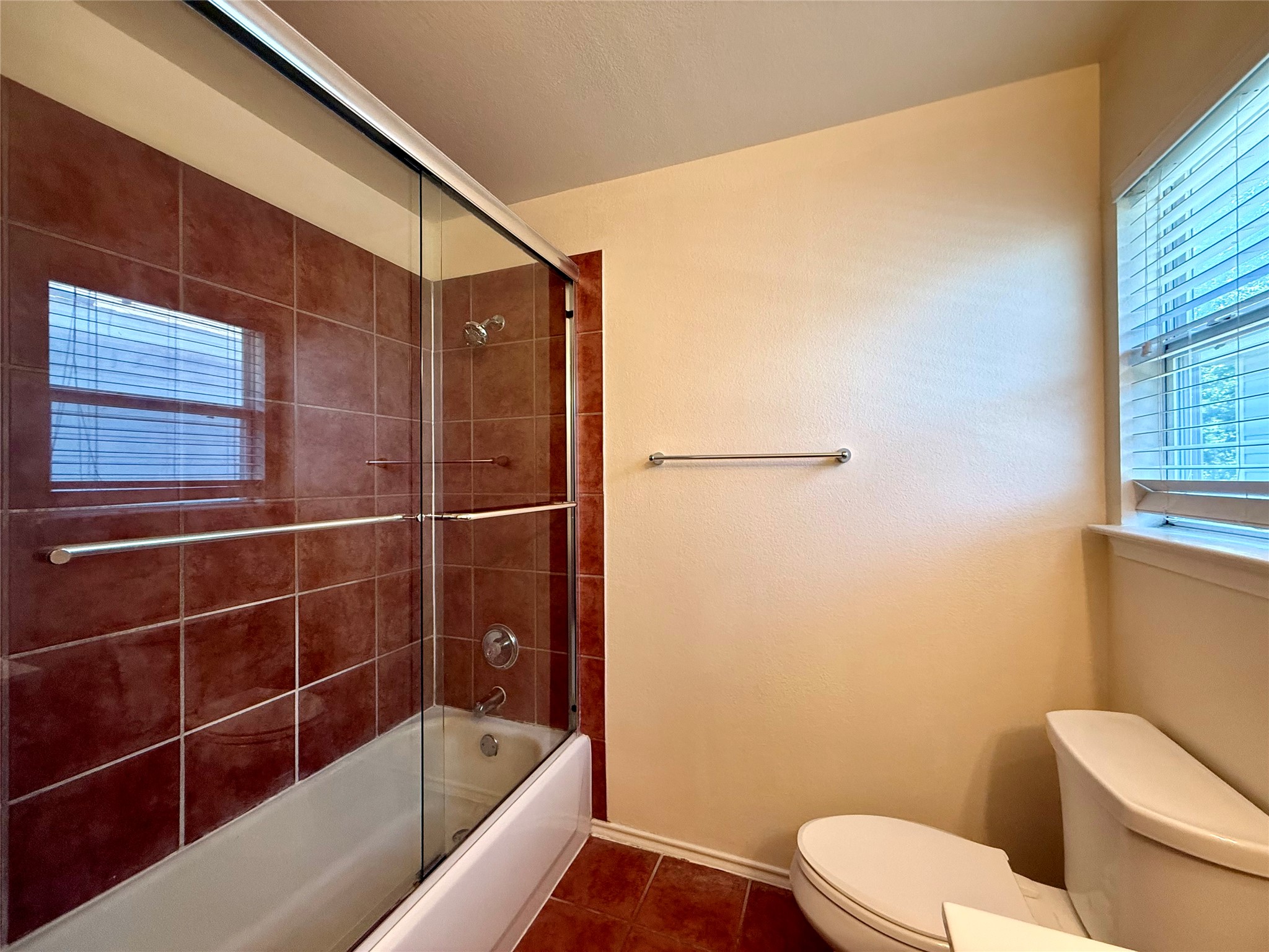 6912 Meador Avenue, Unit A Austin, TX 78752 - Photo 18 of 24 a bathroom with a bathtub and toilet