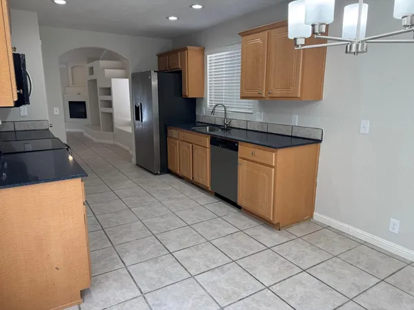$2,200 | 8565 West Tuckey Lane, Glendale, AZ 85305
