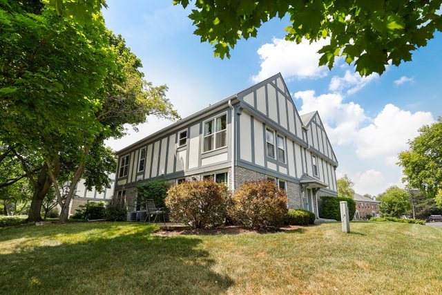 126 West Golf Road, Unit B Libertyville, IL 60048 - Photo 1 of 16