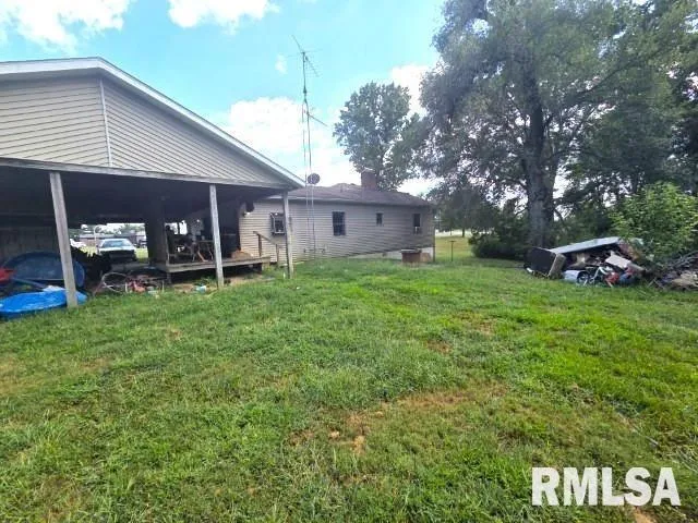 a view of a house with a backyard