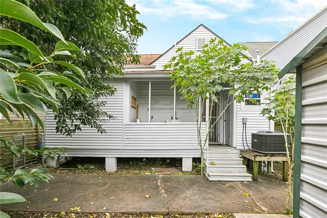 $2,100 | 2415 Amelia Street, New Orleans, LA 70115