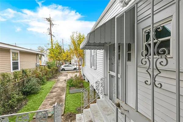 $2,100 | 2415 Amelia Street, New Orleans, LA 70115