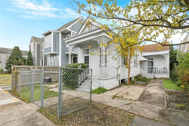 $2,100 | 2415 Amelia Street, New Orleans, LA 70115