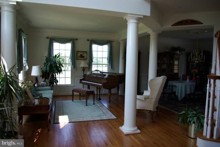 10009 Watkins Road Gaithersburg, MD 20882 - Photo 2 of 30 Living Room
