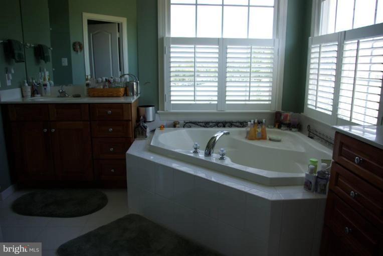 10009 Watkins Road Gaithersburg, MD 20882 - Photo 27 of 30 Master Bath
