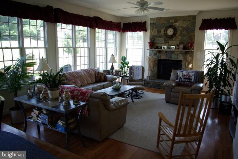 10009 Watkins Road Gaithersburg, MD 20882 - Photo 4 of 30 Family Room
