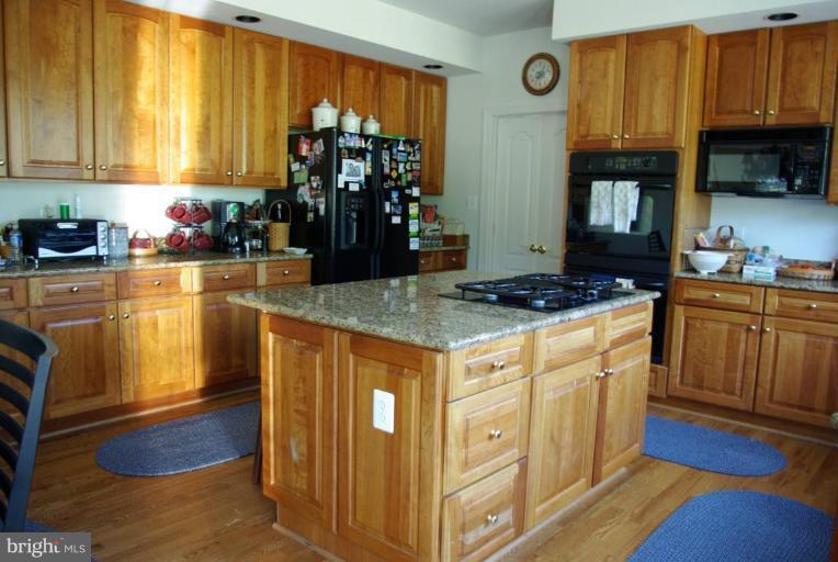 10009 Watkins Road Gaithersburg, MD 20882 - Photo 5 of 30 Kitchen