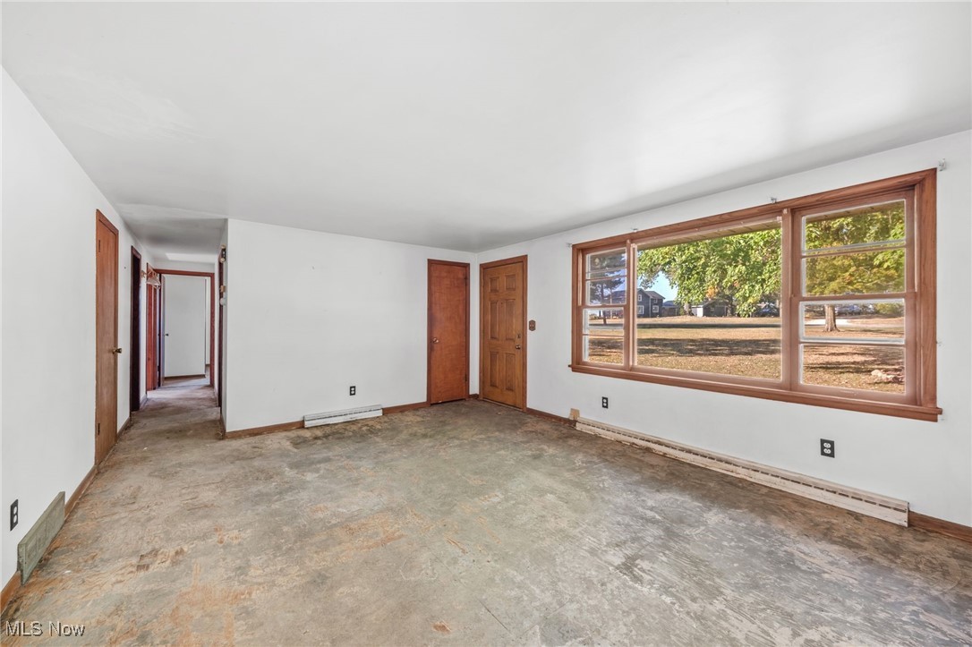 10575 Burbank Road Burbank, OH 44214 - Photo 11 of 28 Living room