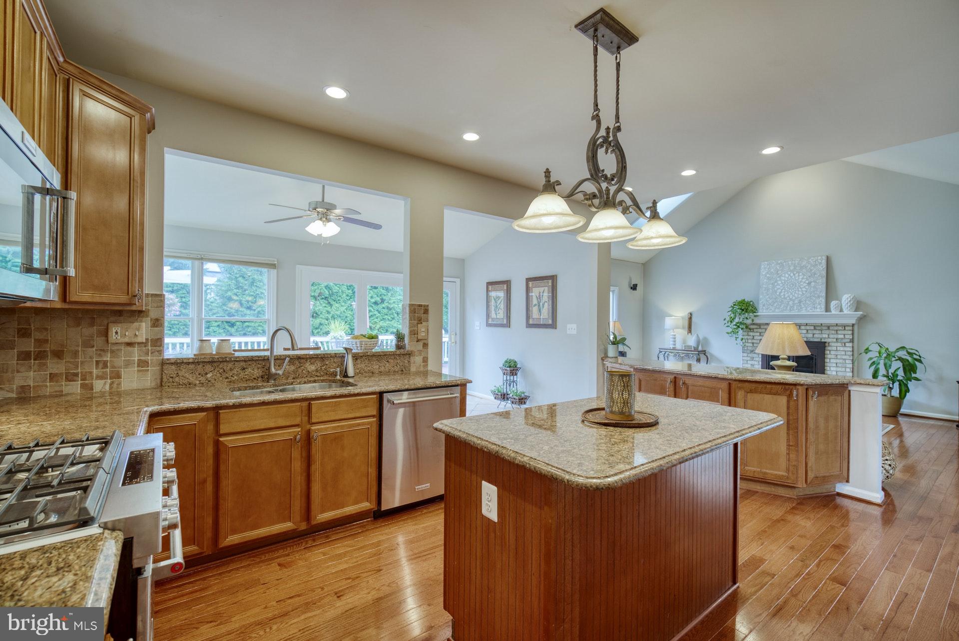 10868 Grovehampton Court Reston, VA 20194 - Photo 3 of 48 Kitchen
