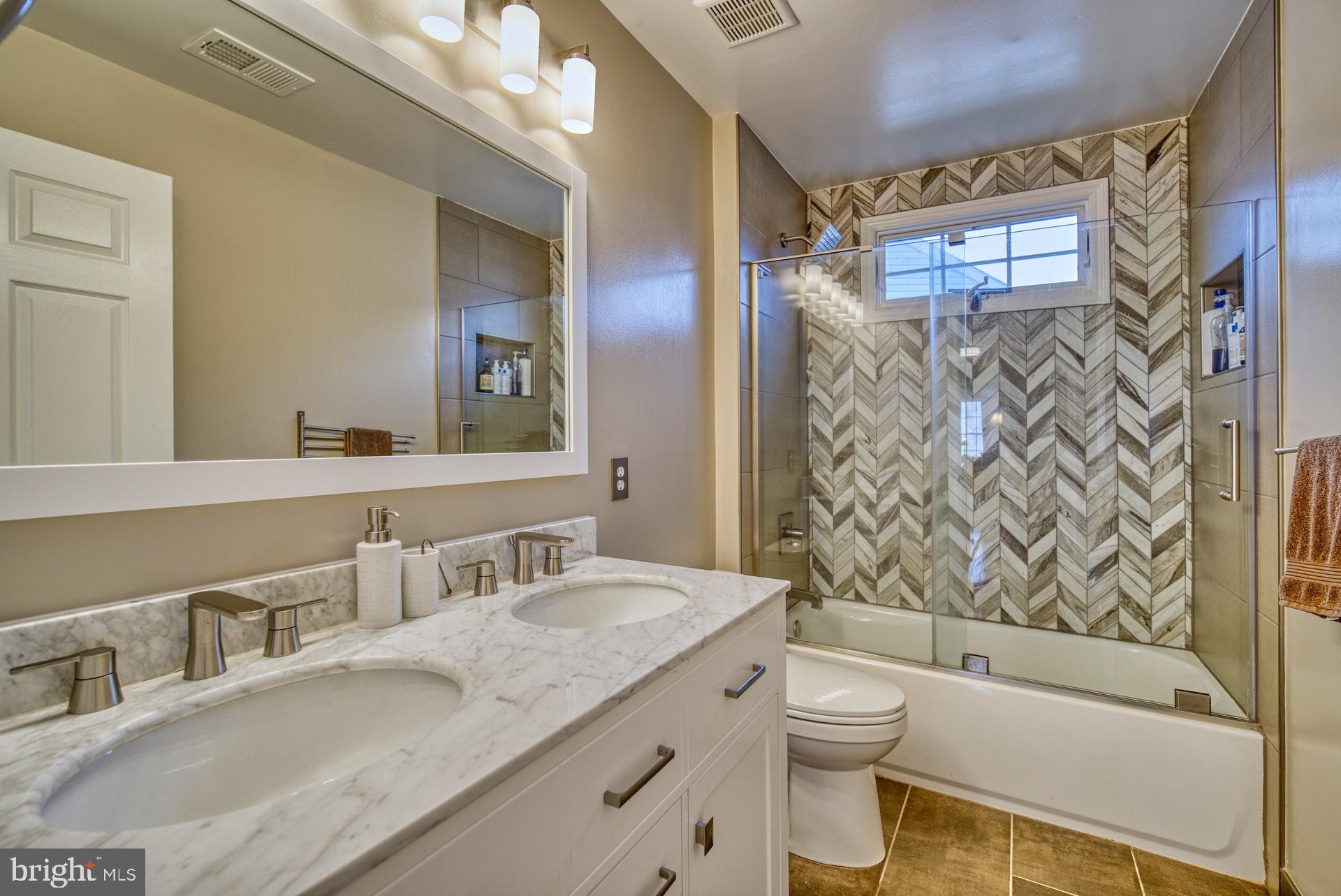 10868 Grovehampton Court Reston, VA 20194 - Photo 27 of 48 Hall Full Bathroom