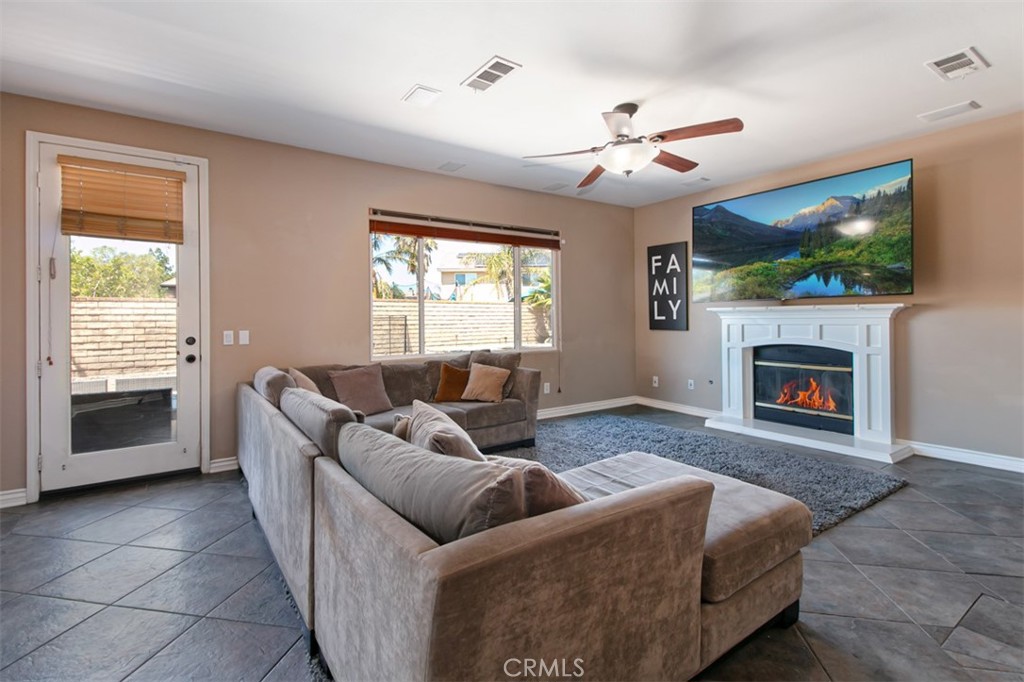 29315 Sequoia Road Canyon Country, CA 91387 - Photo 4 of 28