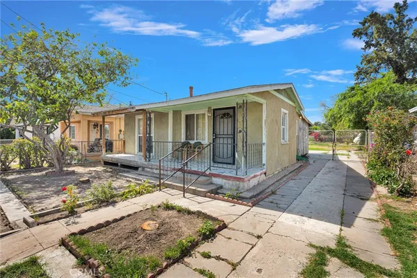 a view of a house with backyard