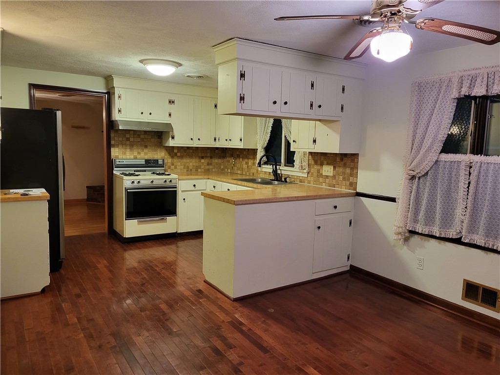 160 Amherst Road Warwick, RI 02889 - Photo 9 of 30 Hardwoods in the kitchen