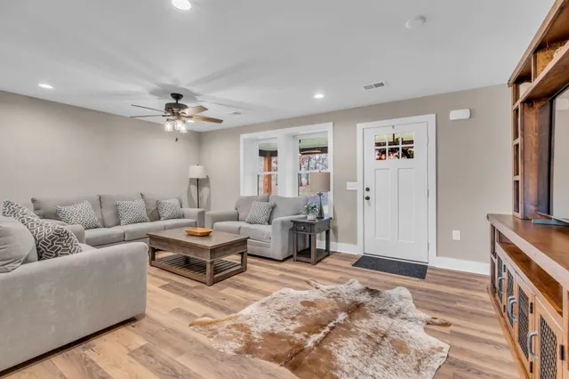 $775,000 | 372 Lee Road, Cottontown, TN 37048