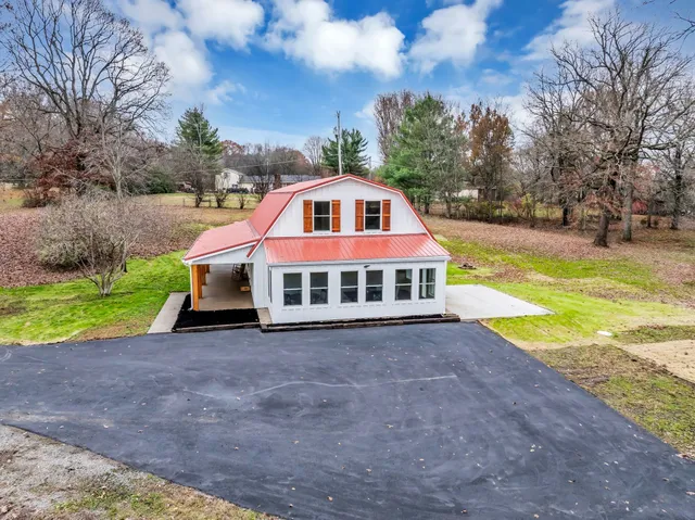 $775,000 | 372 Lee Road, Cottontown, TN 37048