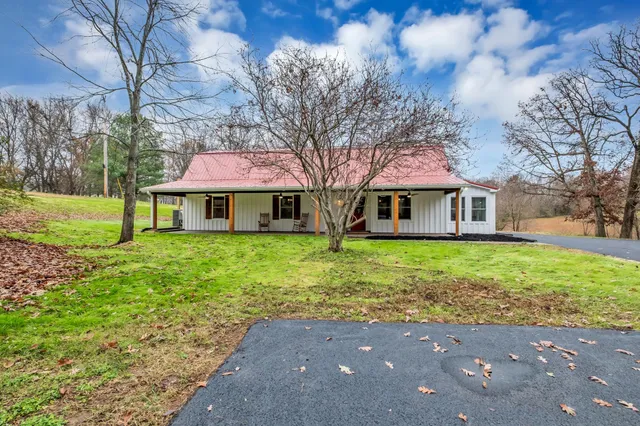 $775,000 | 372 Lee Road, Cottontown, TN 37048
