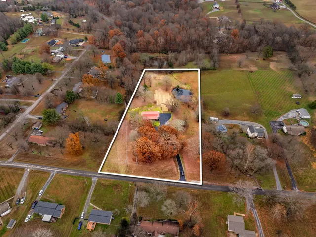 $775,000 | 372 Lee Road, Cottontown, TN 37048