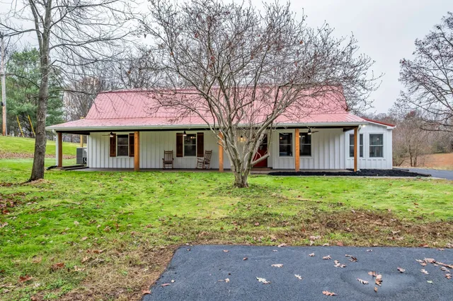 $775,000 | 372 Lee Road, Cottontown, TN 37048