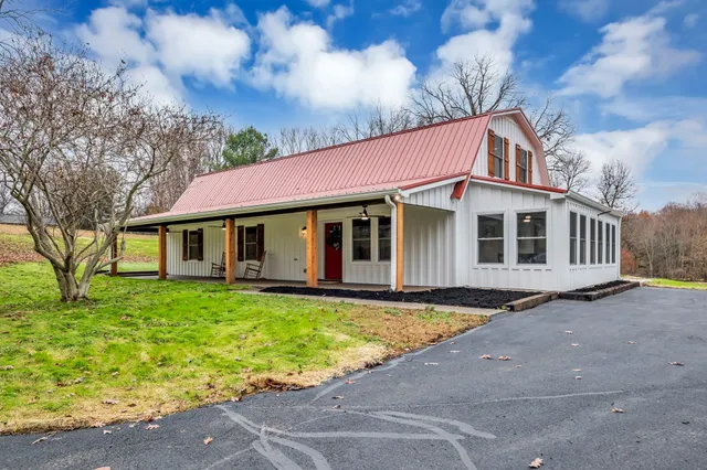 $775,000 | 372 Lee Road, Cottontown, TN 37048