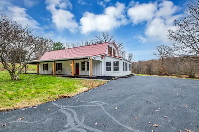 $775,000 | 372 Lee Road, Cottontown, TN 37048