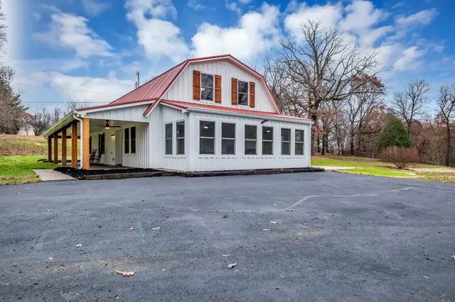 $775,000 | 372 Lee Road, Cottontown, TN 37048