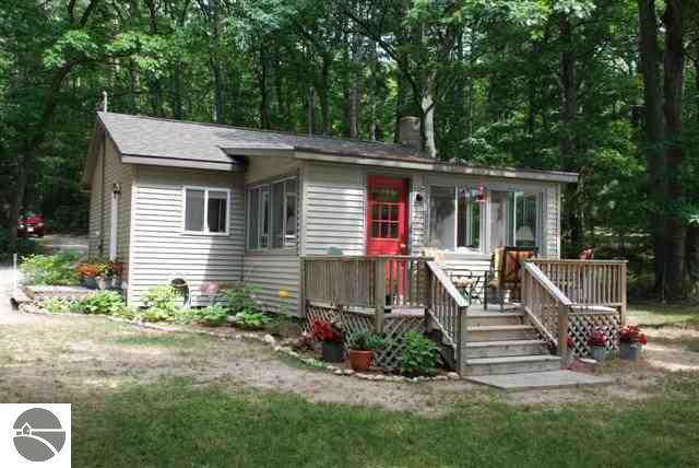 818 Ridge Road Beulah, MI 49617 - Photo 5 of 21 1729099-4.JPG