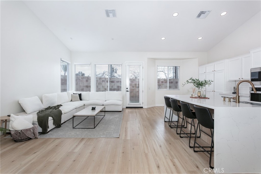 1192 Acapulco Avenue Simi Valley, CA 93065 - Photo 5 of 21