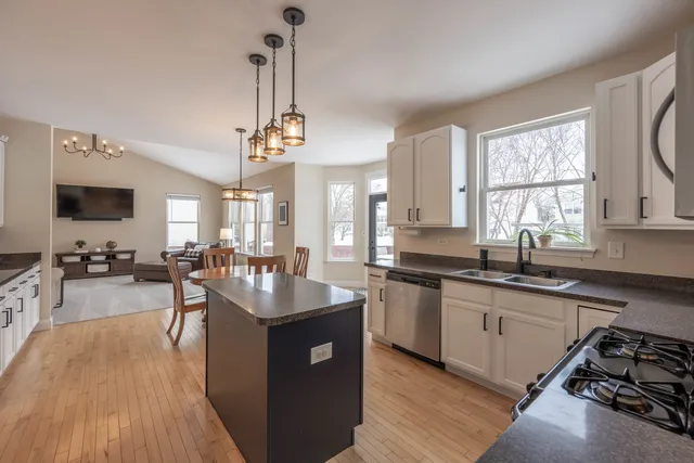 $450,000 | 446 Chesterfield Lane, North Aurora, IL 60542