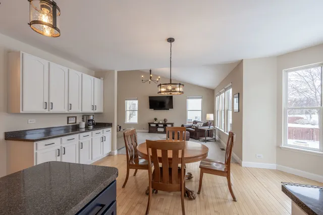 $450,000 | 446 Chesterfield Lane, North Aurora, IL 60542