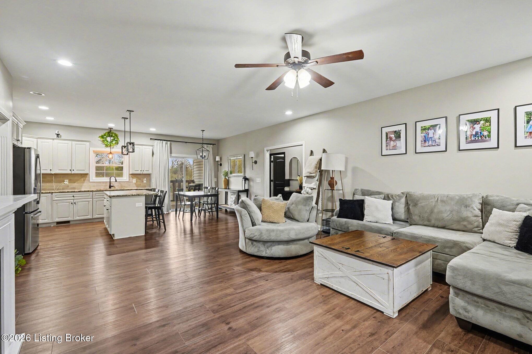 263 Reservoir Lane Springfield, KY 40069 - Photo 7 of 26 Living Area