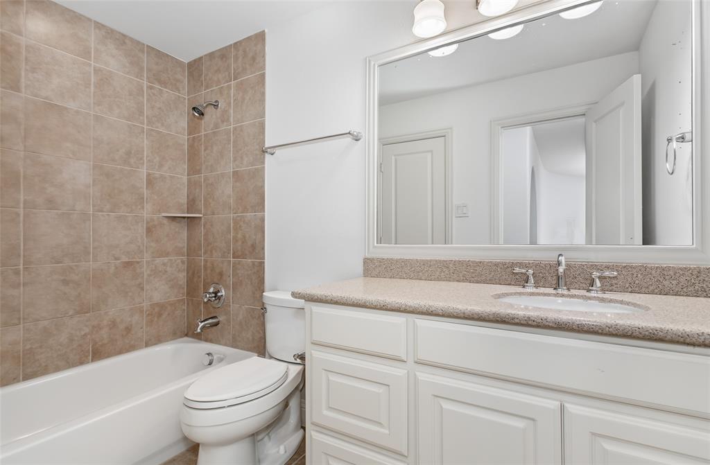 846 Deerfield Road Allen, TX 75013 - Photo 33 of 40 Tub/shower combination with tile surround and built-in niche