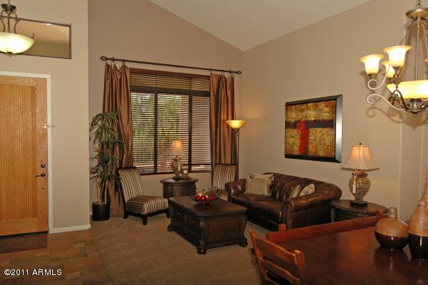 5218 East Hashknife Road Phoenix, AZ 85054 - Photo 5 of 25 Living Room