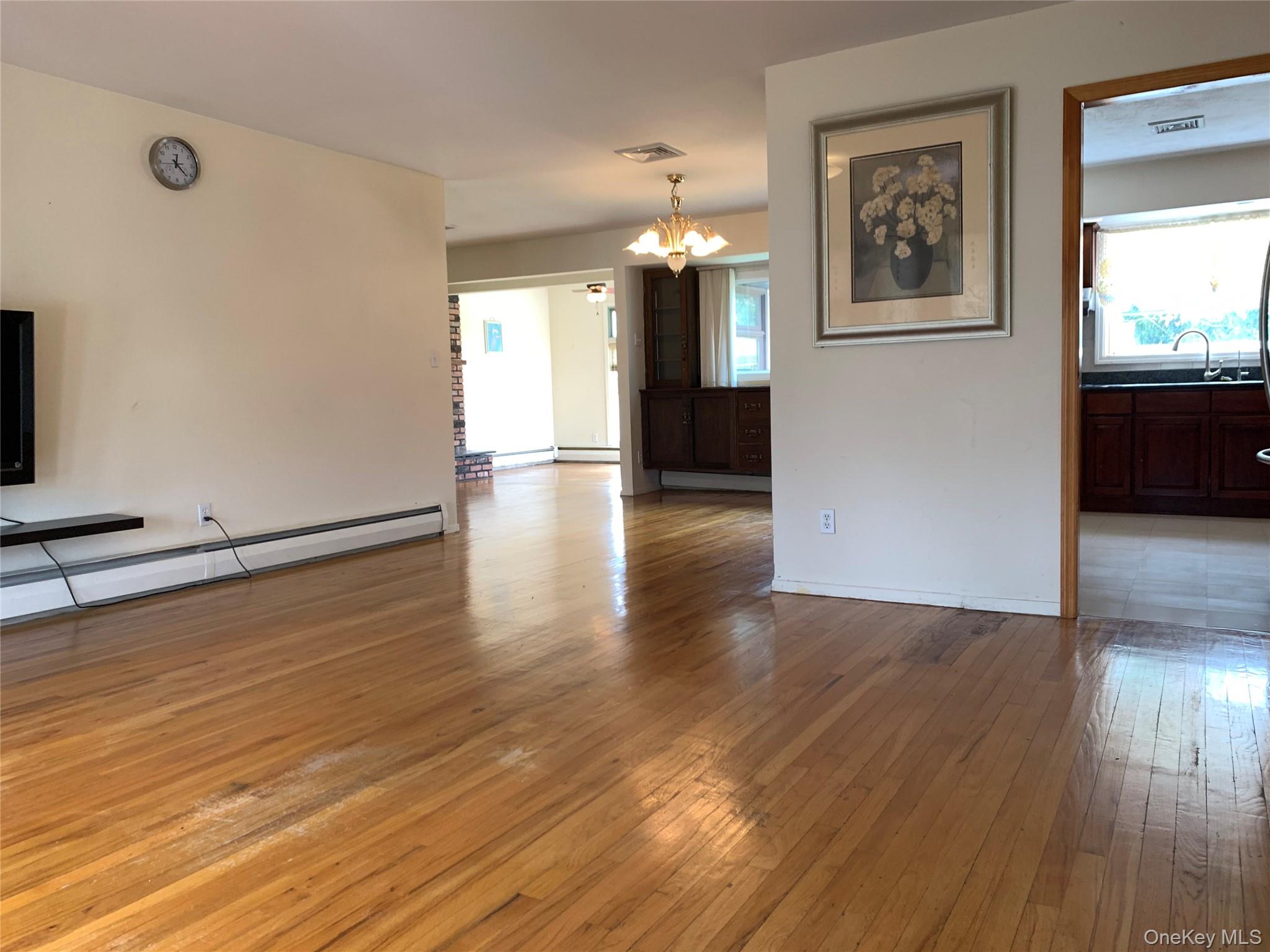 29 Martin Place Syosset, NY 11791 - Photo 4 of 30