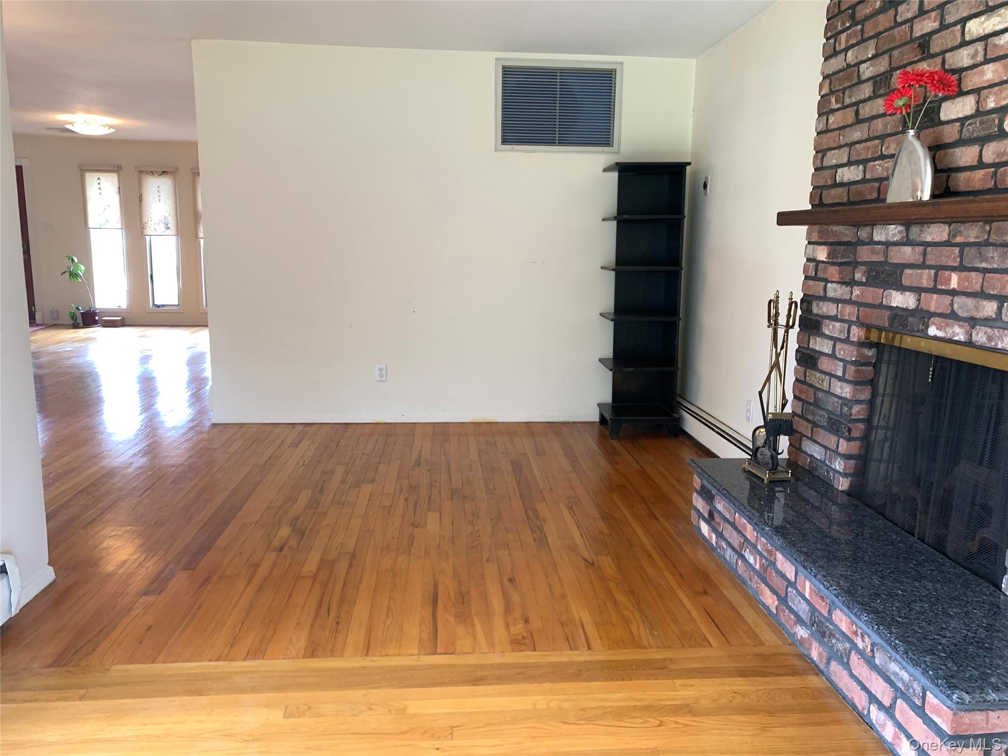 29 Martin Place Syosset, NY 11791 - Photo 6 of 30