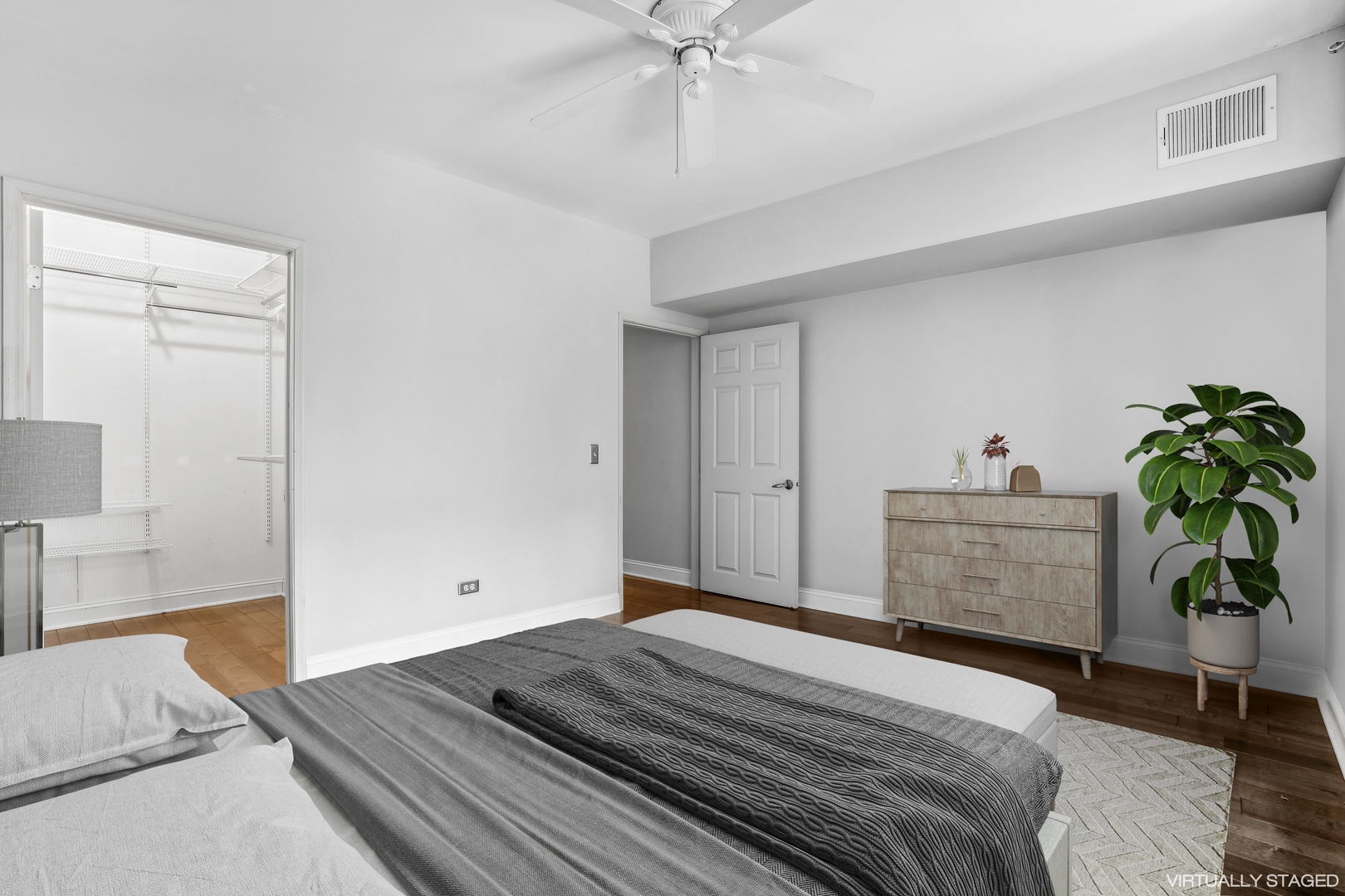 55 West Delaware Place, Unit 519 Chicago, IL 60610 - Photo 8 of 17