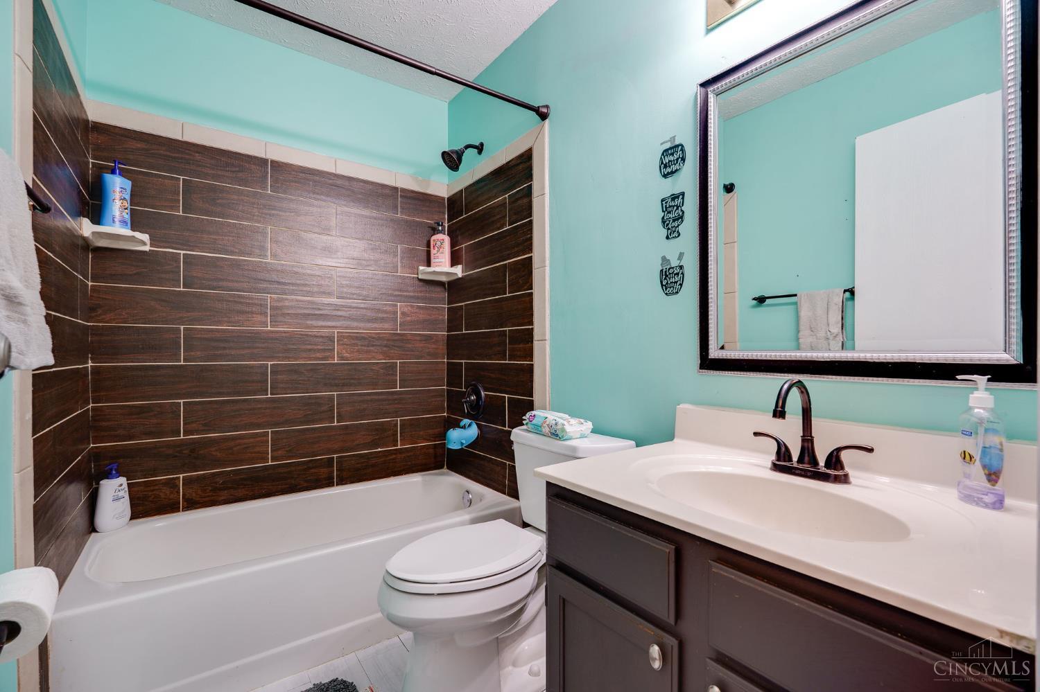 2824 Crest Road Cincinnati, OH 45251 - Photo 26 of 39 2nd Floor Hall Bathroom