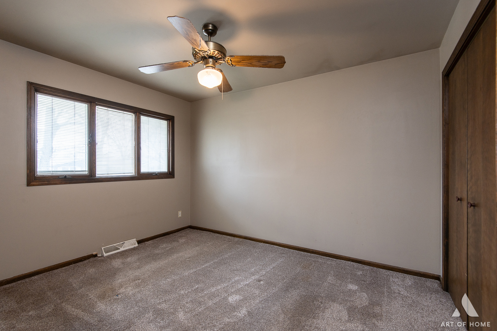 3034 190th Street Lansing, IL 60438 - Photo 10 of 25 an empty room with a window