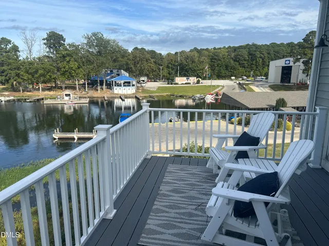 a view of entryway with a front door