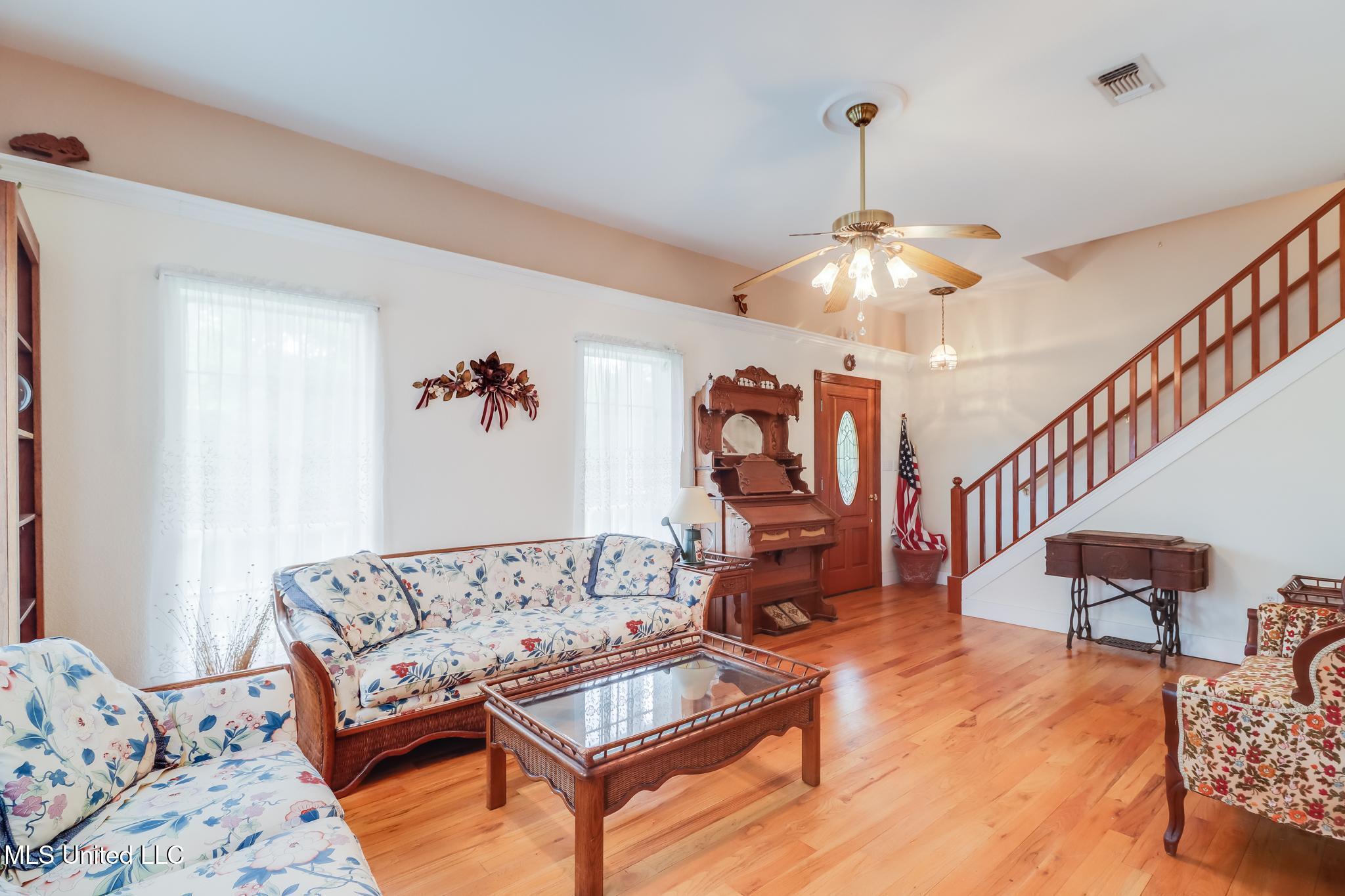 14024 Lorraine Road Biloxi, MS 39532 - Photo 8 of 23 Living Room