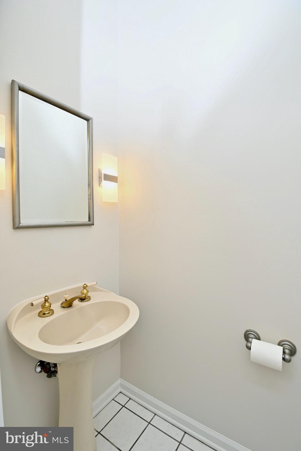 3808 Inverness Road Fairfax, VA 22033 - Photo 3 of 40