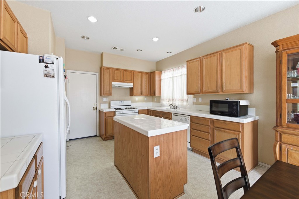 2822 Emerald Lane Lancaster, CA 93535 - Photo 10 of 29 a kitchen with a stove a refrigerator and a sink