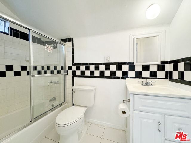 a view of empty room with window