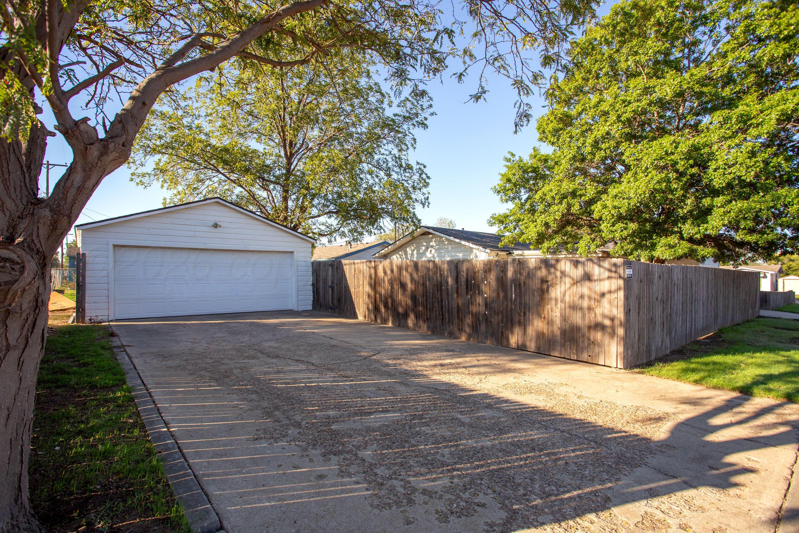 4301 South Fannin Street Amarillo, TX 79110 - Photo 25 of 25 Garage